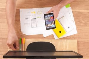 un étudiant qui explique comment télécharger des thèmes powerpoint gratuit sans payer