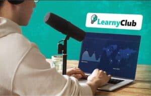 un homme devant son ordinateur se formant sur la plateforme de formations LearnyClub et son avis favorable sur les formations de qualité