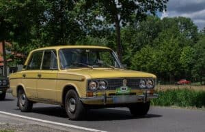 un jeune homme obtenant un devis d'assurance auto pour votre Lada en quelques minutes seulement