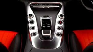 commandes d'une belle voiture et son propriétaire voulant bénéficier d'un devis d'assurance auto hommell